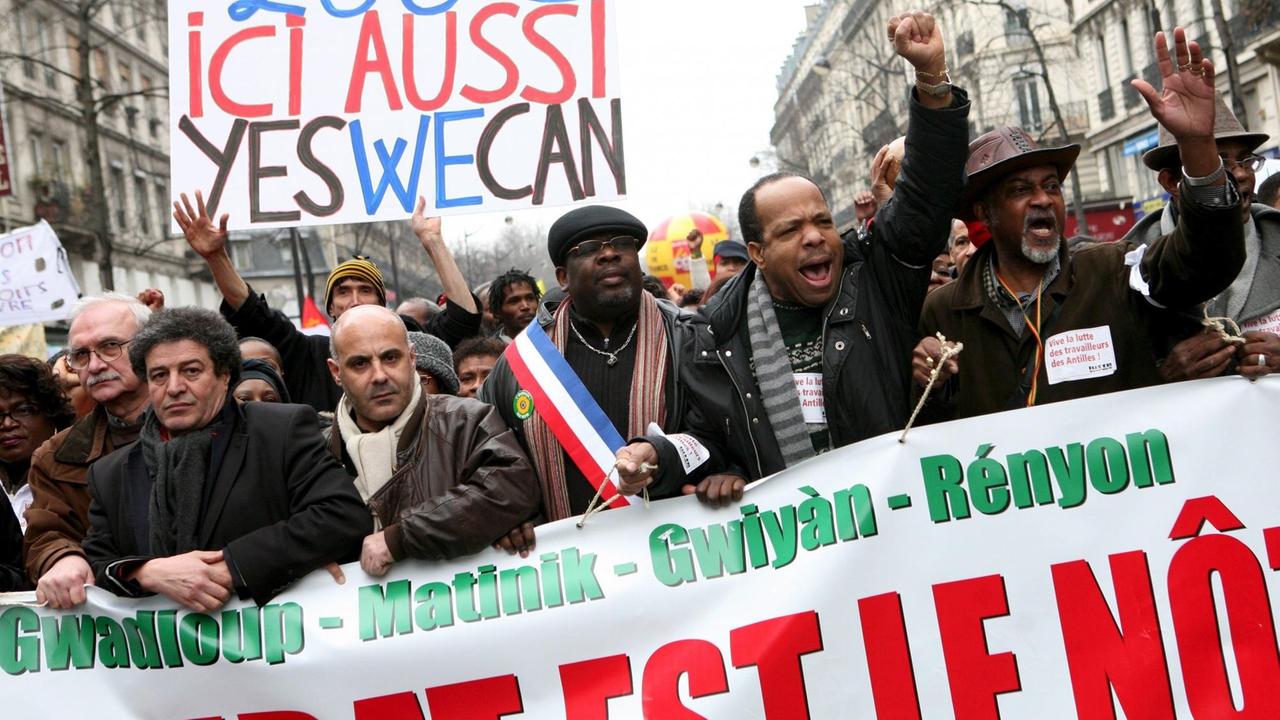 In Paris demonstrieren mehrere Tausend Menschen als Zeichen der Solidarität mit den Bewohnern der französischen Überseegebiete.