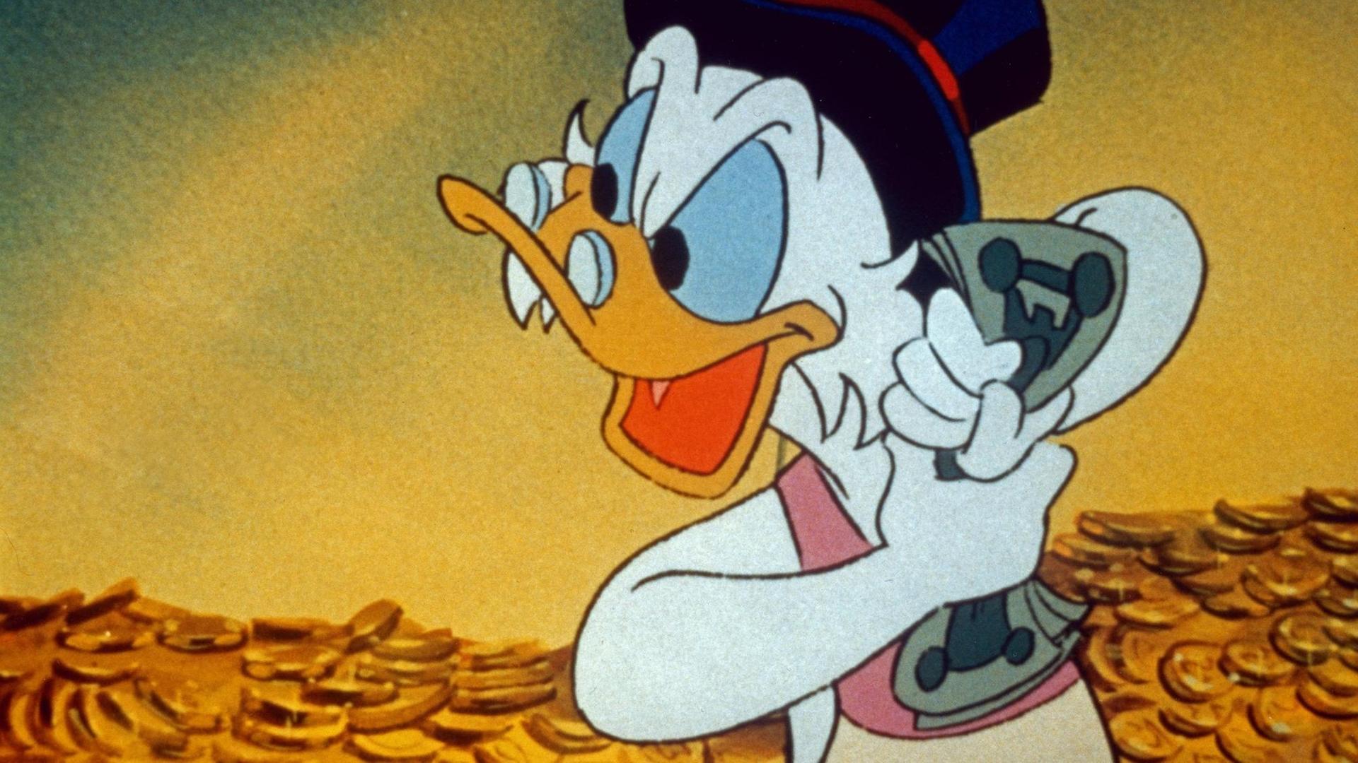 Dagobert Duck steht mit einem Bündel Geldscheine in seinem Geldspeicher.