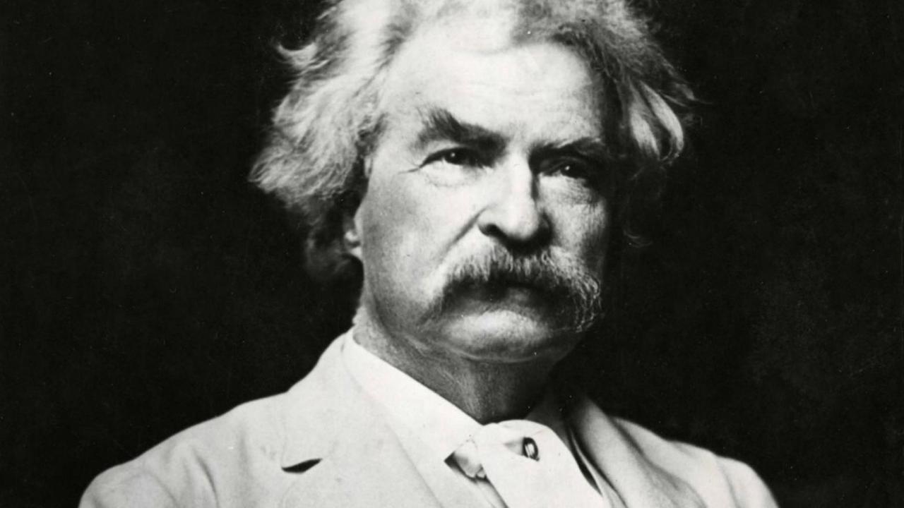 Samuel Longhorne Clemens alias Mark Twain auf einer Schwarz-Weiß-Fotografie. Samuel Longhorne Clemens alias Mark Twain auf einer Schwarz-Weiß-Fotografie.
