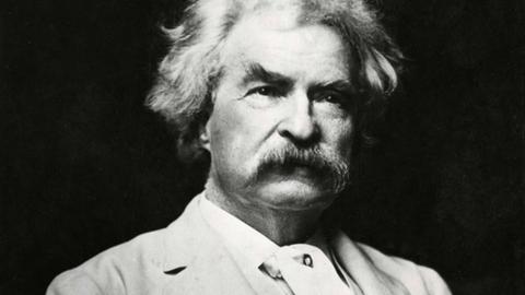 Samuel Longhorne Clemens alias Mark Twain auf einer Schwarz-Weiß-Fotografie. 