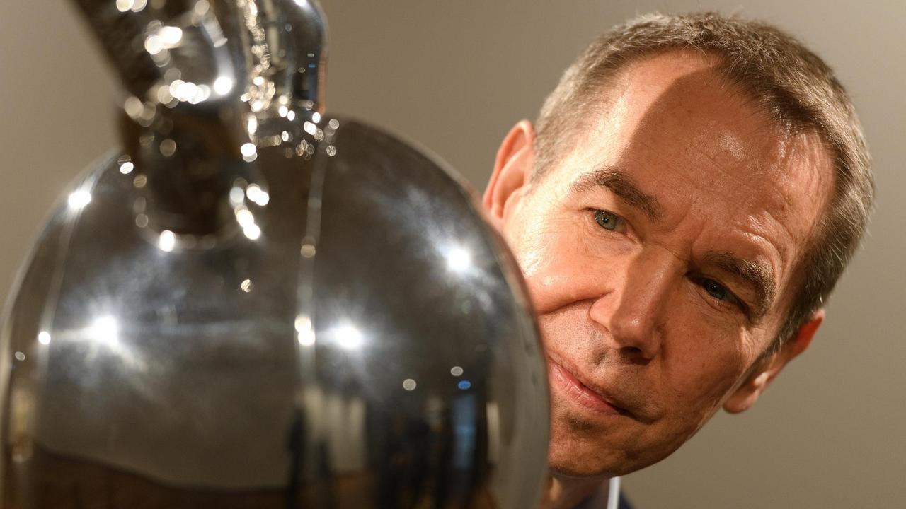 Der Künstler Jeff Koons blickt im Anschnit auf den Kopf seines "Rabbit", die kürzlich im Ashmolean Museum in Oxford zu sehen war. Der Künstler Jeff Koons blickt im Anschnit auf den Kopf seines "Rabbit", die kürzlich im Ashmolean Museum in Oxford zu sehen war.