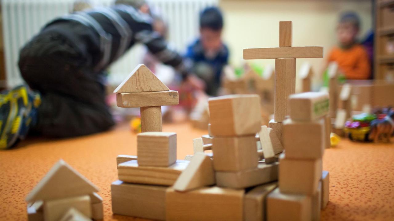 Eine Kirche aus Holzbausteinen in einer evangelischen Kindertagesstätte Eine Kirche aus Holzbausteinen in einer evangelischen Kindertagesstätte