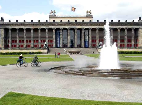 Blick auf das Alte Museum auf der Museumsinsel in Berlin Blick auf das Alte Museum auf der Museumsinsel in Berlin