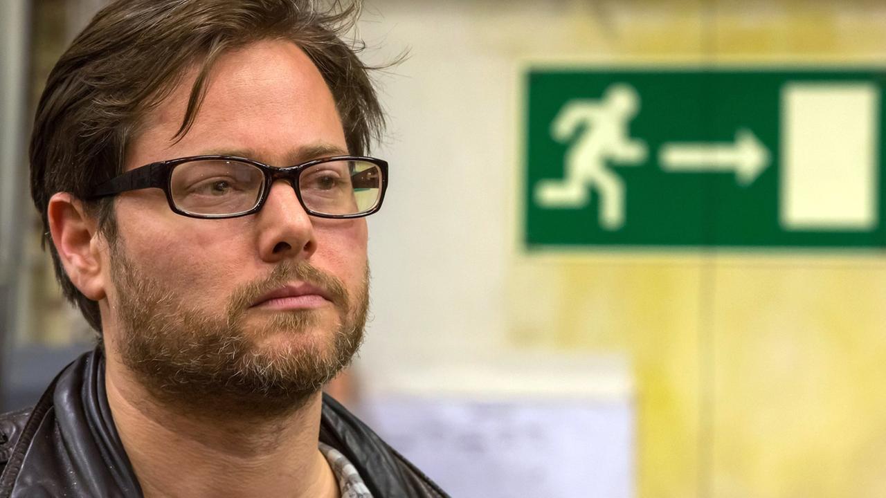 Der Schweizer Theatermacher Milo Rau im Oktober 2012 vor einer Lesung von "Breiviks Erklärung" in Weimar Der Schweizer Theatermacher Milo Rau im Oktober 2012 vor einer Lesung von "Breiviks Erklärung" in Weimar