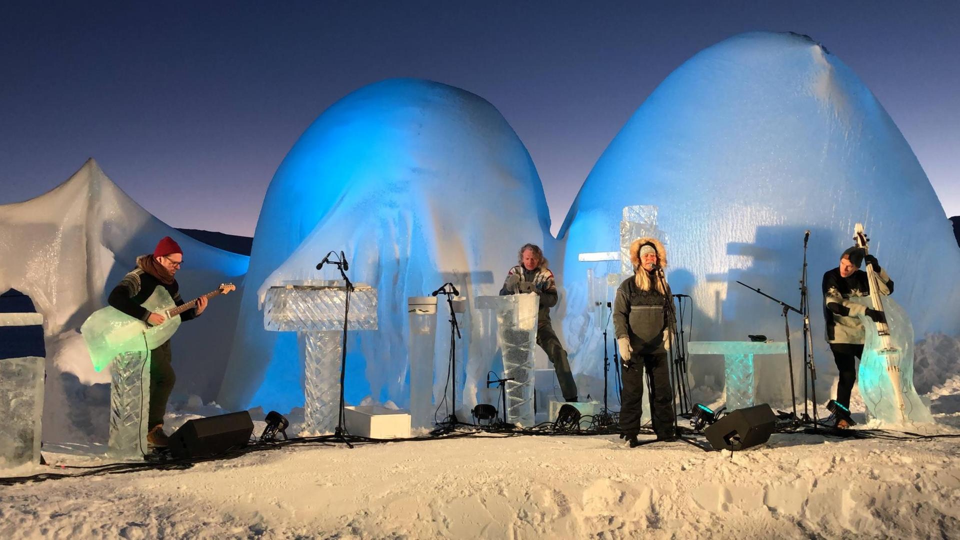 Vier Musiker mit ihren Eis-Instrumenten spielen Eismusik Vier Musiker mit ihren Eis-Instrumenten spielen Eismusik