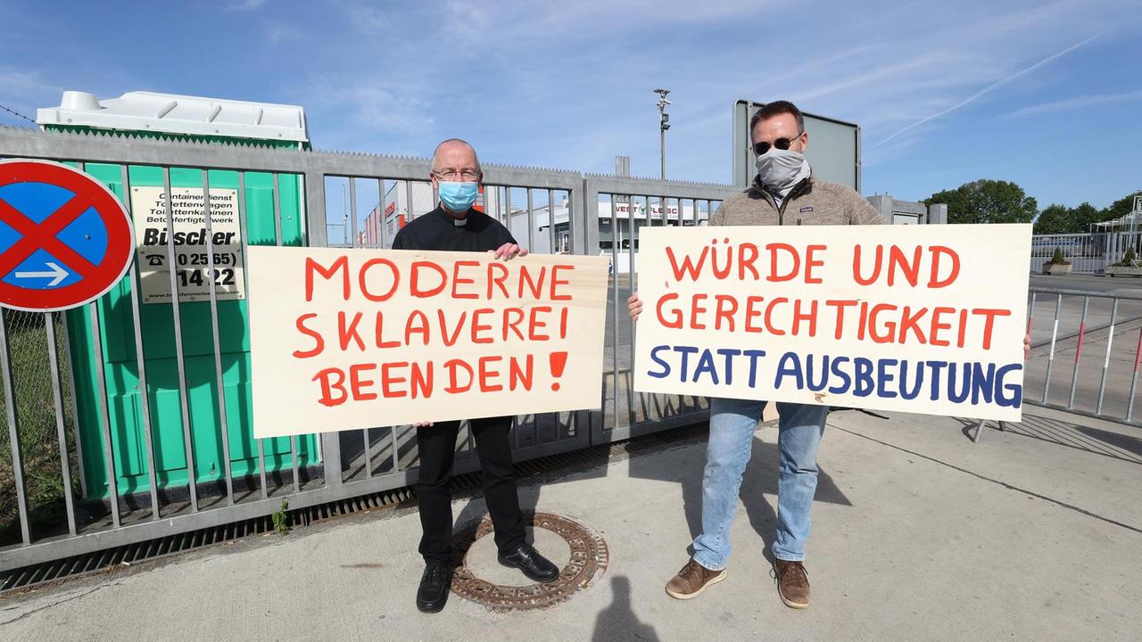 Pfarrer Peter Kossen (l) und sein Mitstreiter Dominik Blum protestieren im Mai 2020 vor einem Fleischwerk in Coesfeld.