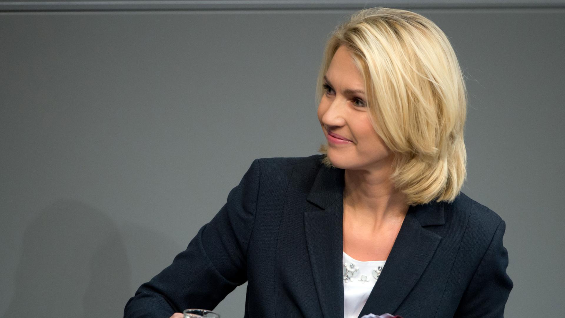 Zwei Männer und eine Frau im Business-Look beugen sich über ein Laptop. Zwei Männer und eine Frau im Business-Look beugen sich über ein Laptop.