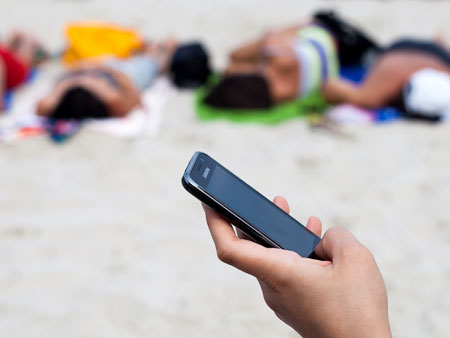 Ein Smartphone an einem Strand Ein Smartphone an einem Strand