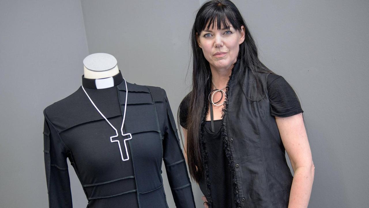 Die schwedische Designerin Maria Sjoedin präsentiert am Donnerstag (25.05.17) am Rande des Kirchentages erstmals in Deutschland moderne Dienstkleidung ihres Label casualpriest für Pfarrerinnen und Pfarrer. Die schwedische Designerin Maria Sjoedin präsentiert am Donnerstag (25.05.17) am Rande des Kirchentages erstmals in Deutschland moderne Dienstkleidung ihres Label casualpriest für Pfarrerinnen und Pfarrer.