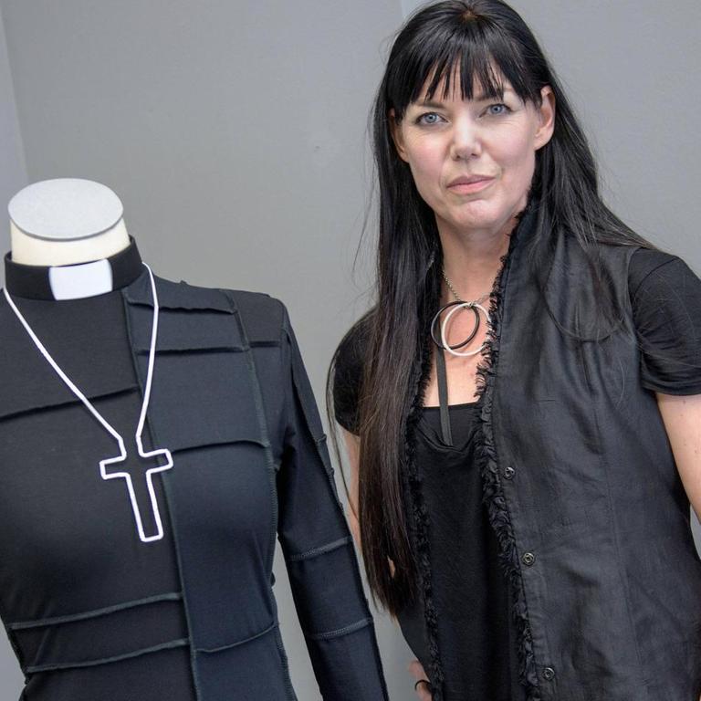 Die schwedische Designerin Maria Sjoedin präsentiert am Donnerstag (25.05.17) am Rande des Kirchentages erstmals in Deutschland moderne Dienstkleidung ihres Label casualpriest für Pfarrerinnen und Pfarrer. 