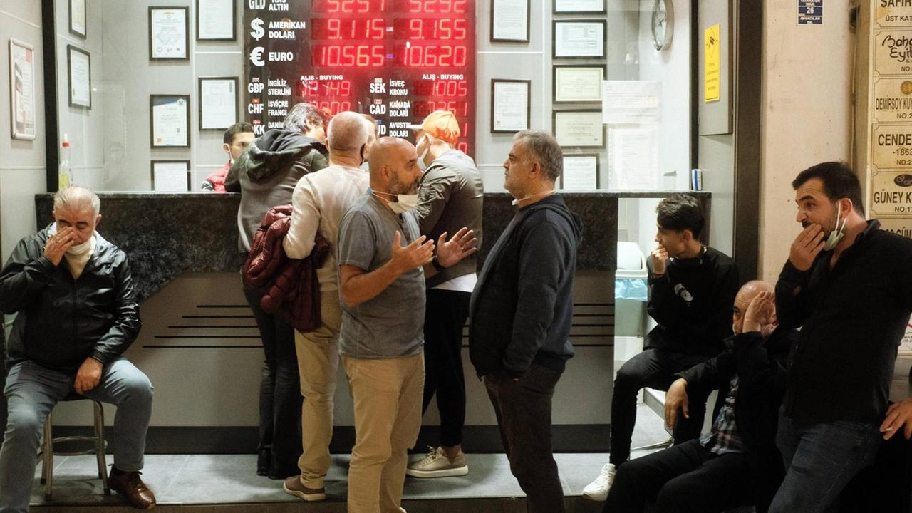 Die Türkei inmitten einer Währungskrise. Männer im Gespräch vor einer Wechselstube in Istanbul am 14. Oktober 2021.