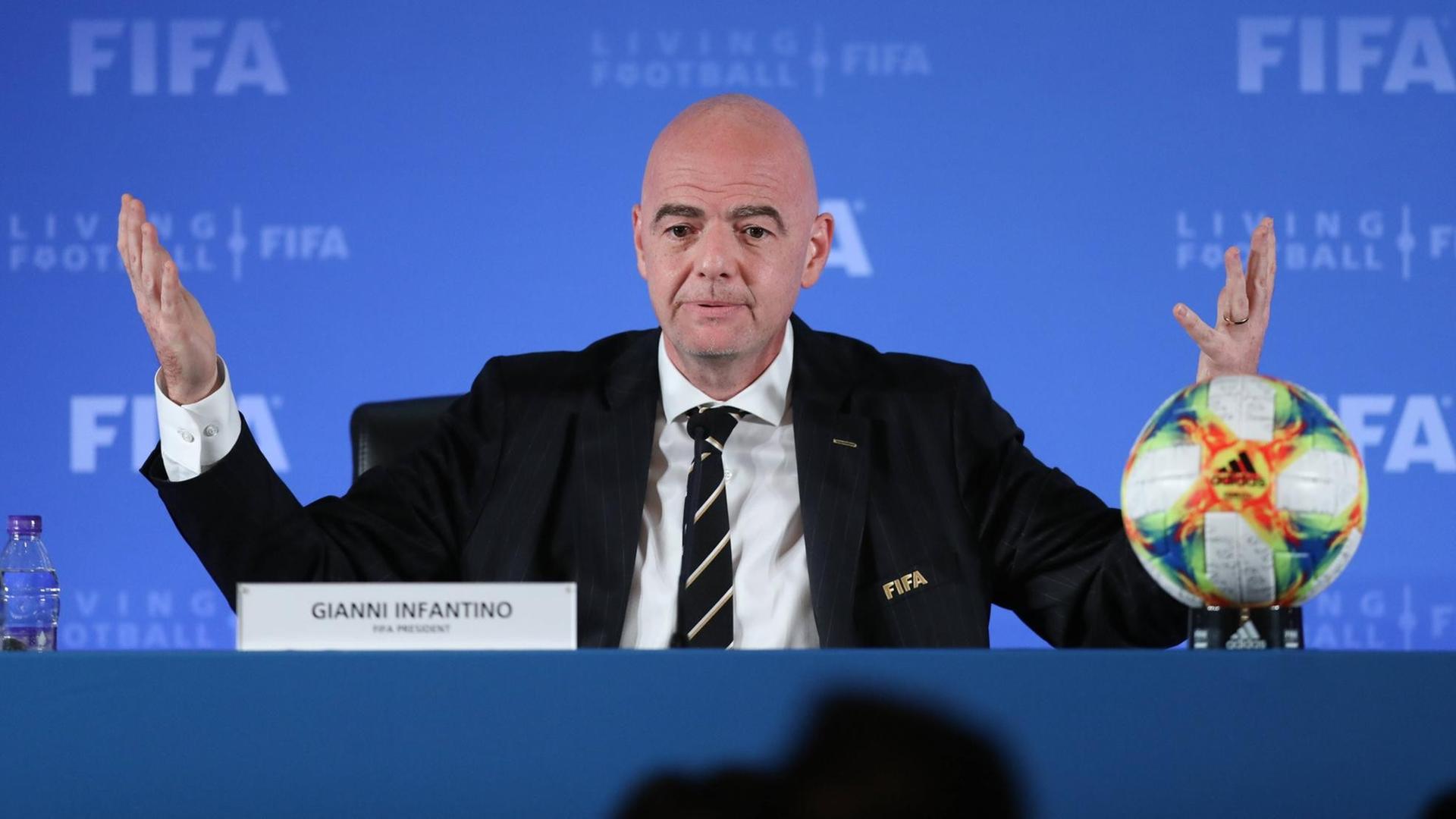 FIFA-Präsident Gianni Infantino bei einer Pressekonferenz am 24. Oktober 2019 in Shanghai, China. FIFA-Präsident Gianni Infantino bei einer Pressekonferenz am 24. Oktober 2019 in Shanghai, China.