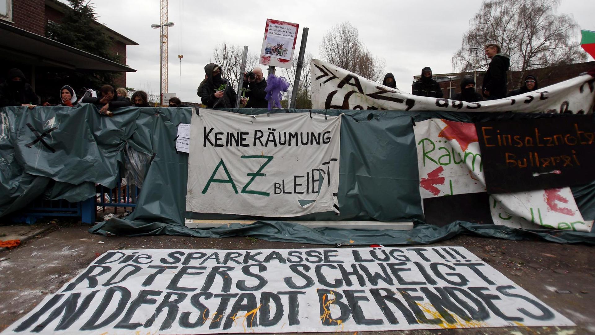 Besetzer demonstrieren im Jahr 2011 gegen die drohende Räumung des "Autonomen Zentrums" in Köln. Besetzer demonstrieren im Jahr 2011 gegen die drohende Räumung des "Autonomen Zentrums" in Köln.