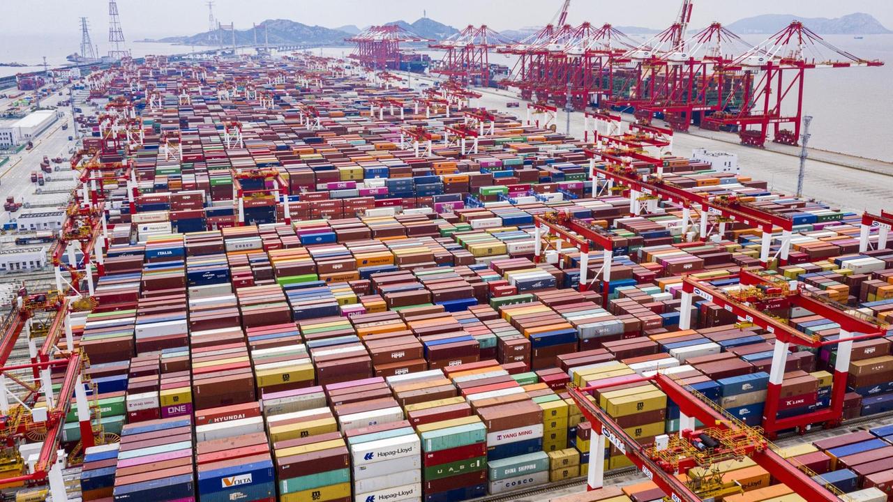 Beladene Container im Yangshan Tiefwasserhafen von Shanghai im Mai 2021. Der Durchlauf von Containern ist im Vergleich zum Vorjahr stark angestiegen. 