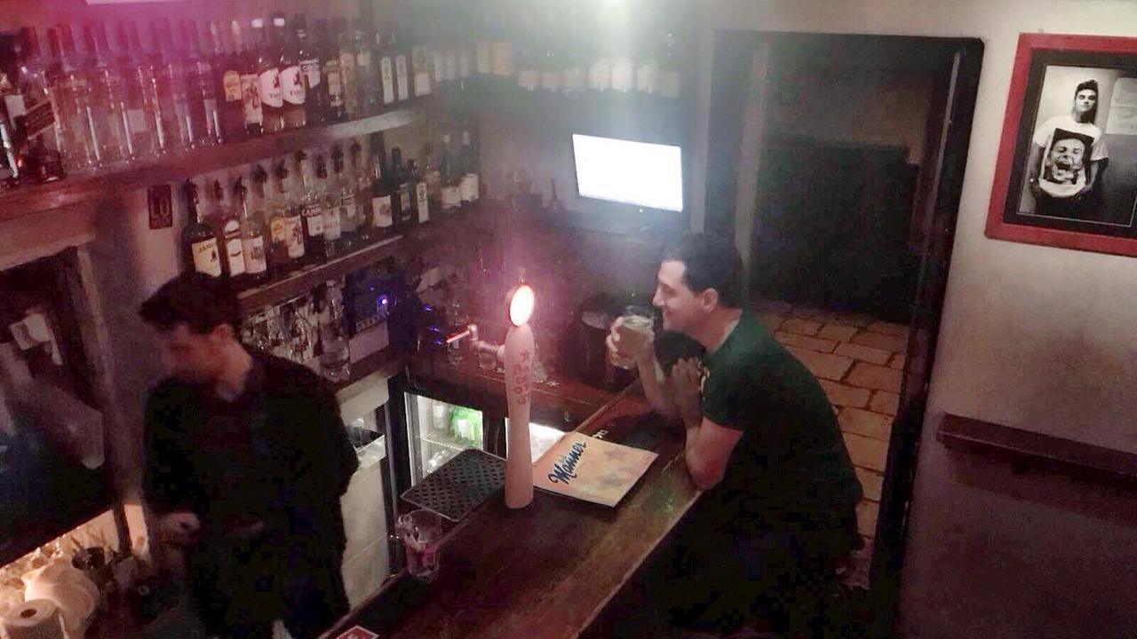 Ein Blick auf die Bar des "Video" in Jerusalem - ein Gast trinkt Bier, im Hintergrund sind viele Flaschen zu sehen.