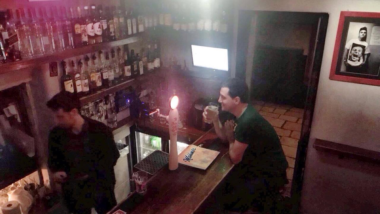 Ein Blick auf die Bar des "Video" in Jerusalem - ein Gast trinkt Bier, im Hintergrund sind viele Flaschen zu sehen. Ein Blick auf die Bar des "Video" in Jerusalem - ein Gast trinkt Bier, im Hintergrund sind viele Flaschen zu sehen.