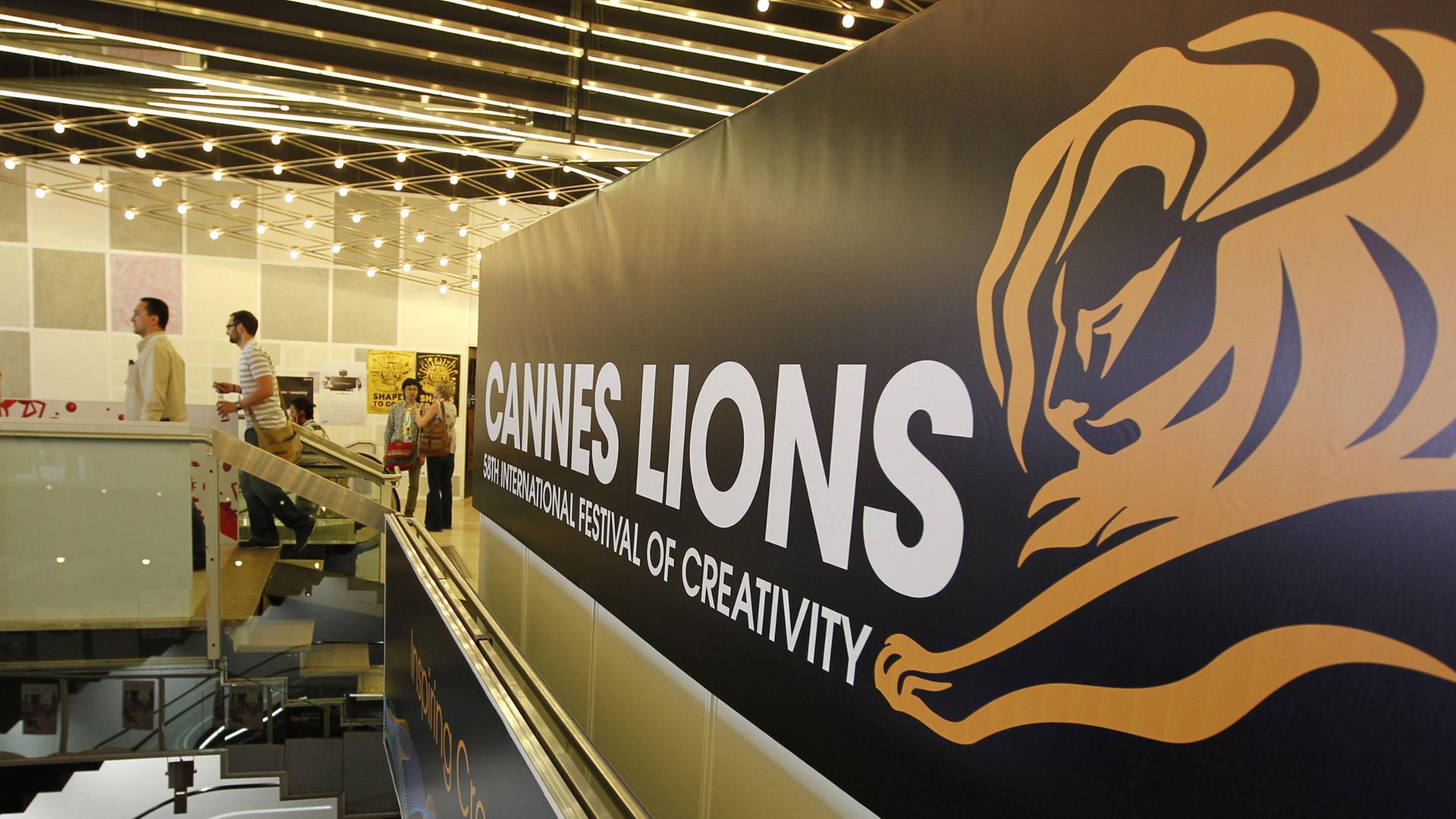 Cannes Lions - Festival of Creativity: Hier vergibt die internationale Werbebranche alljährlich die begehrten Löwen-Trophäen. Aufnahme vom 22.6.2011