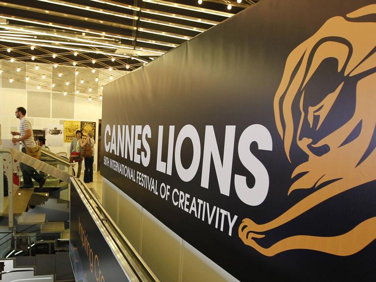 Cannes Lions - Festival of Creativity: Hier vergibt die internationale Werbebranche alljährlich die begehrten Löwen-Trophäen. Aufnahme vom 22.6.2011
