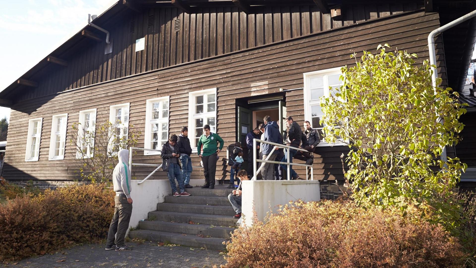 Die ersten Flüchtlinge sind am 29.10.2015 im Lager Stegskopf auf dem ehemaligen Truppenübungsplatz bei Daaden (Rheinland-Pfalz) angekommen. Die ersten Flüchtlinge sind am 29.10.2015 im Lager Stegskopf auf dem ehemaligen Truppenübungsplatz bei Daaden (Rheinland-Pfalz) angekommen.