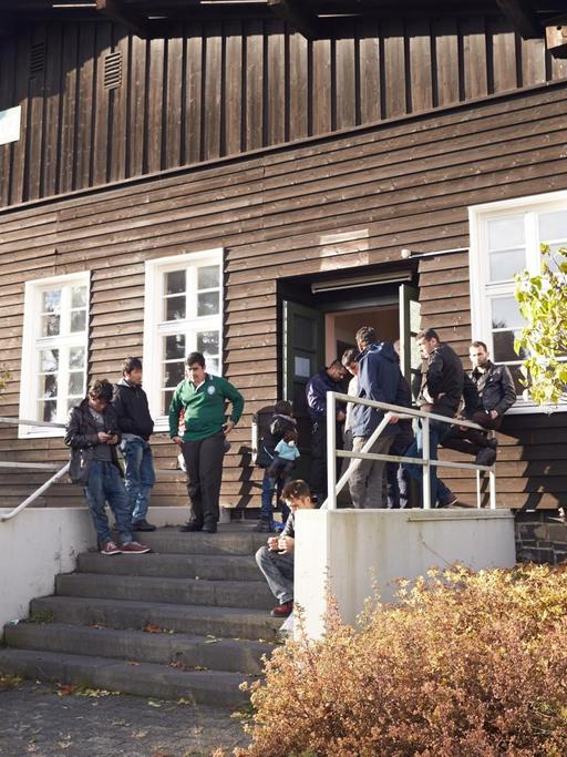 Die ersten Flüchtlinge sind am 29.10.2015 im Lager Stegskopf auf dem ehemaligen Truppenübungsplatz bei Daaden (Rheinland-Pfalz) angekommen.