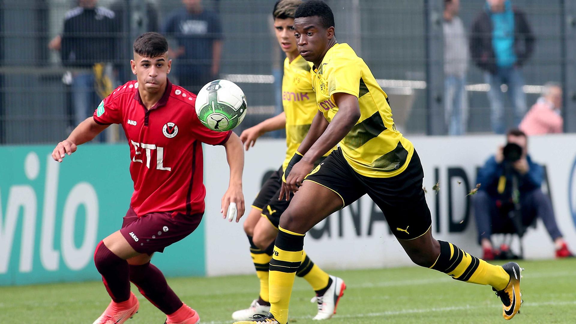 Youssoufa Moukoko (r) von der U 17-Mannschaft von Borussia Dortmund in Aktion beim 6:1-Sieg seines Teams über Viktoria Köln in Dortmund. Youssoufa Moukoko (r) von der U 17-Mannschaft von Borussia Dortmund in Aktion beim 6:1-Sieg seines Teams über Viktoria Köln in Dortmund.