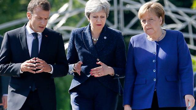 Emmanuel Macron (l-r), Präsident von Frankreich, Theresa May, Premierministerin von Großbritannien, und Bundeskanzlerin Angela Merkel (CDU) unterhalten sich beim Treffen der EU-Staats- und Regierungschefs in Sofia (2018).