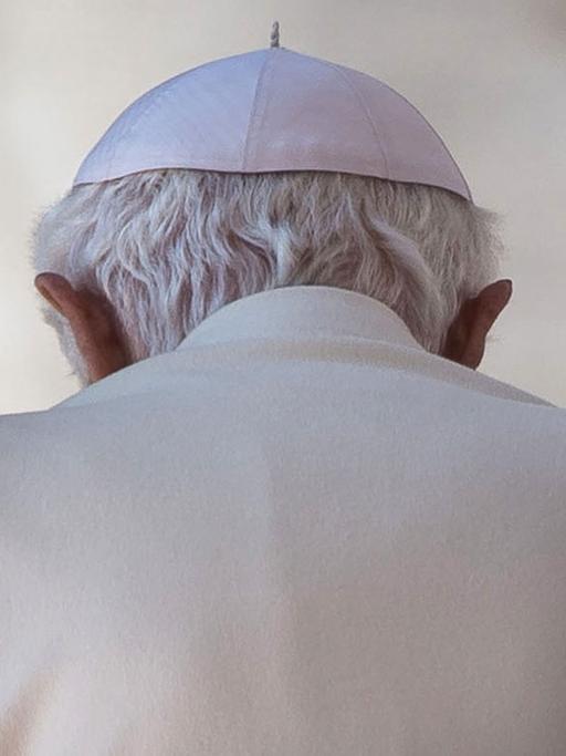 Papst Benedikt XVI. von hinten fotografiert, am 27.02.2013 im Vatikan in Rom nach seiner letzen Generalaudienz vor seinem Abschied als Papst.