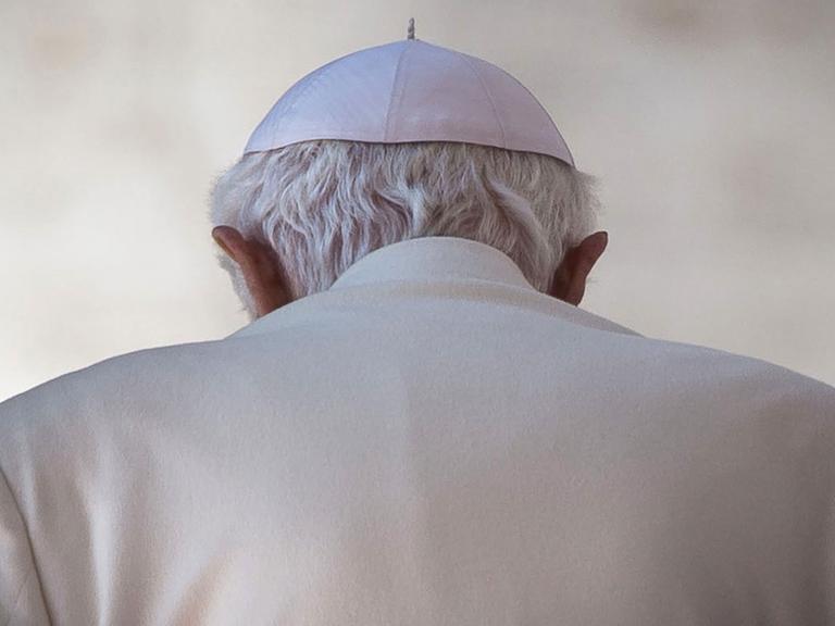 Papst Benedikt XVI. von hinten fotografiert, am 27.02.2013 im Vatikan in Rom nach seiner letzen Generalaudienz vor seinem Abschied als Papst.
