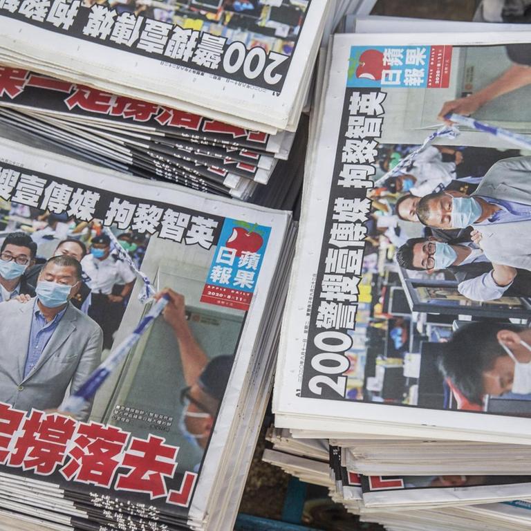 ausgaben der Hongkonger Zeitung "Apple Daily" liegen auf einem Tisch.