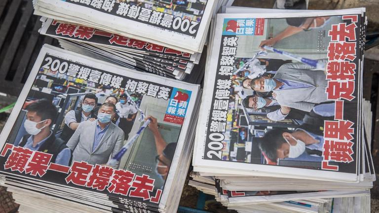 ausgaben der Hongkonger Zeitung "Apple Daily" liegen auf einem Tisch.