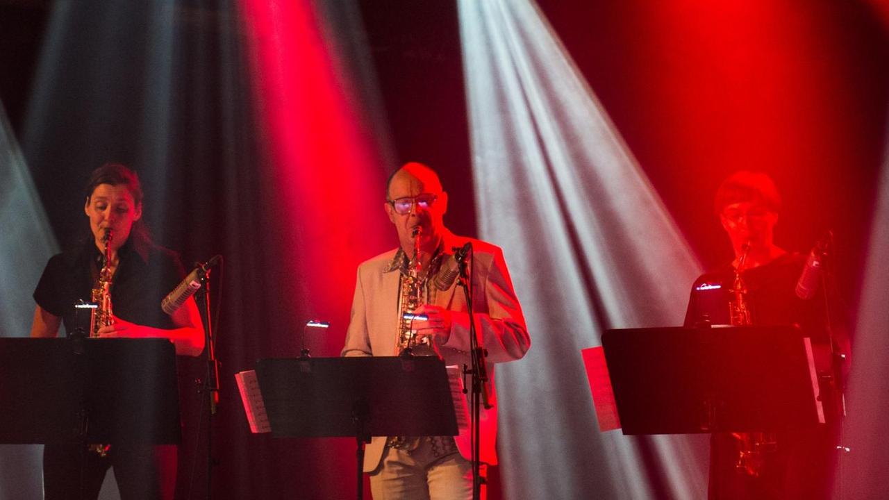 Die vier Saxophonisten Hayden Chisholm, Angelika Niescier, Jan Klare und Silke Eberhard (v.l.n.r.) spielen am am 15.05.2016 in Moers (Nordrhein-Westfalen).
Die vier Saxophonisten Hayden Chisholm, Angelika Niescier, Jan Klare und Silke Eberhard (v.l.n.r.) spielen am am 15.05.2016 in Moers (Nordrhein-Westfalen).