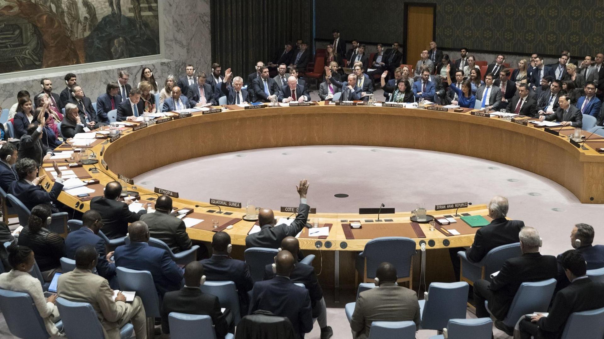 Das Bild zeigt den UNO-Sicherheitsrat im April 2018 bei einer Dringlichkeitssitzung zum Krieg in Syrien. Das Bild zeigt den UNO-Sicherheitsrat im April 2018 bei einer Dringlichkeitssitzung zum Krieg in Syrien.