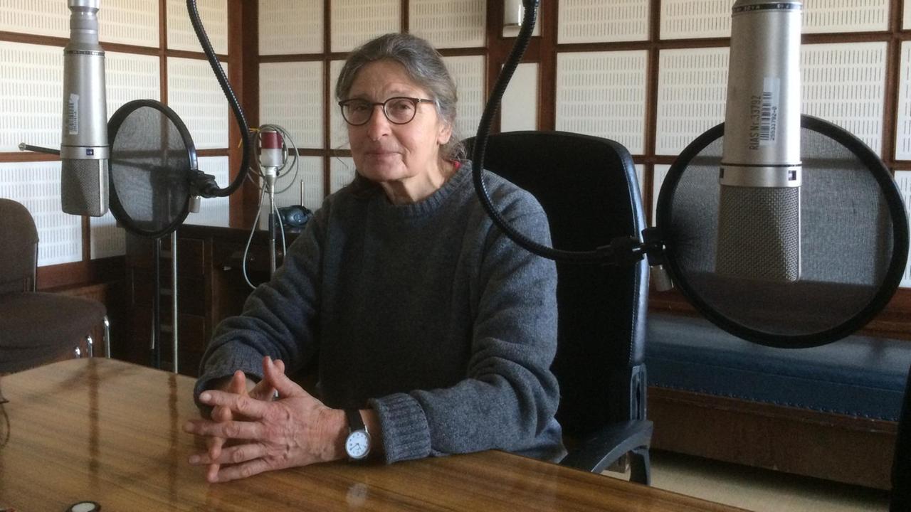 Jutta Walter im Studio von Deutschlandfunk Kultur Jutta Walter im Studio von Deutschlandfunk Kultur