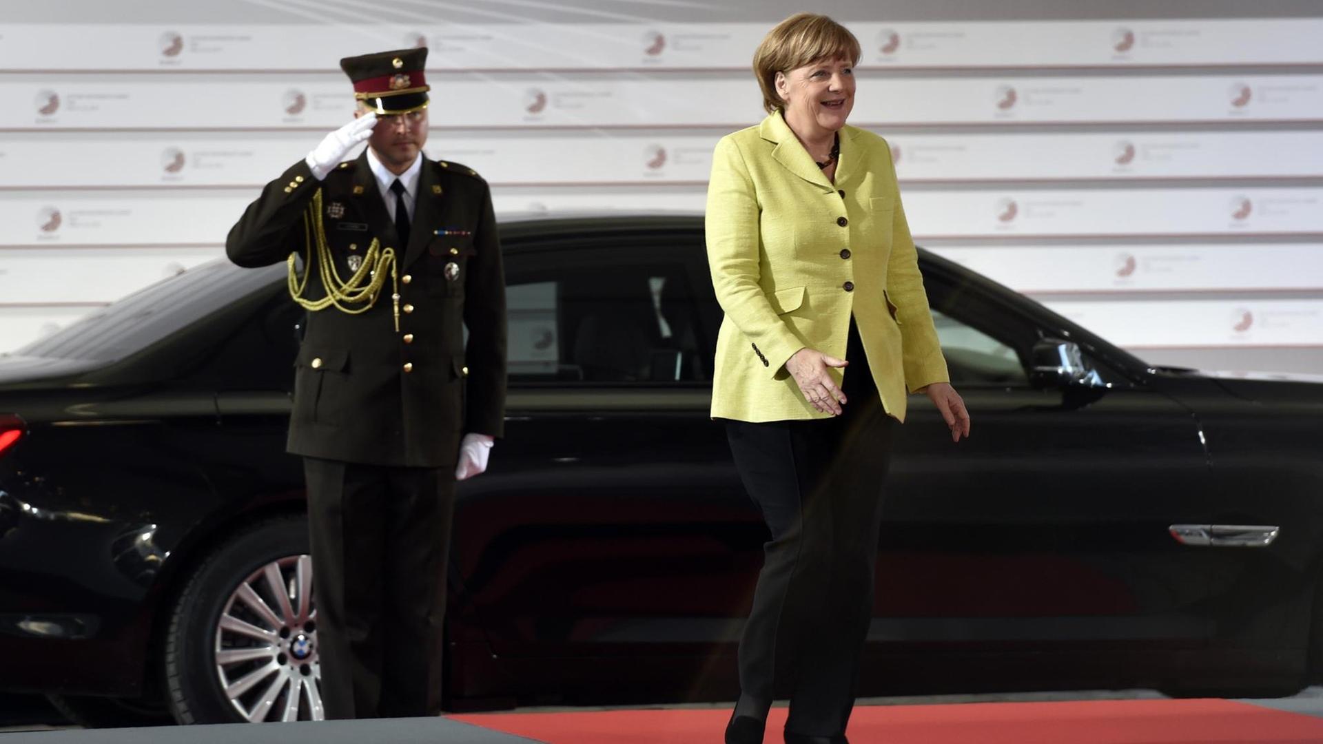 Bundeskanzlerin Merkel steigt in Riga aus einem schwarzen Auto aus. Dort findet der EU-Gipfel Östliche Partnerschaft statt.