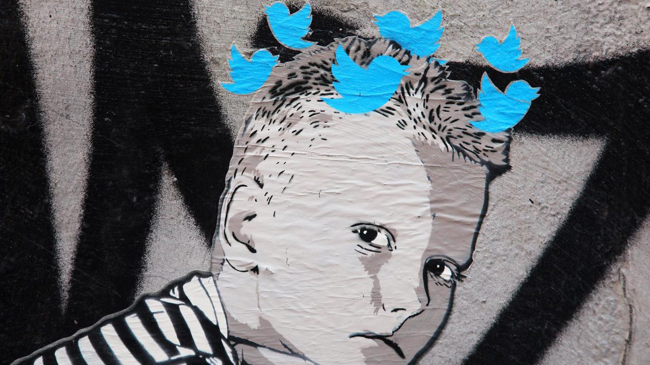 Ihm schwirrt der Kopf vor lauter Twitter-Vögelchen: Ein Bild des Street-Art-Künstlers "Alias", aufgenommen in Berlin-Mitte Ihm schwirrt der Kopf vor lauter Twitter-Vögelchen: Ein Bild des Street-Art-Künstlers "Alias", aufgenommen in Berlin-Mitte