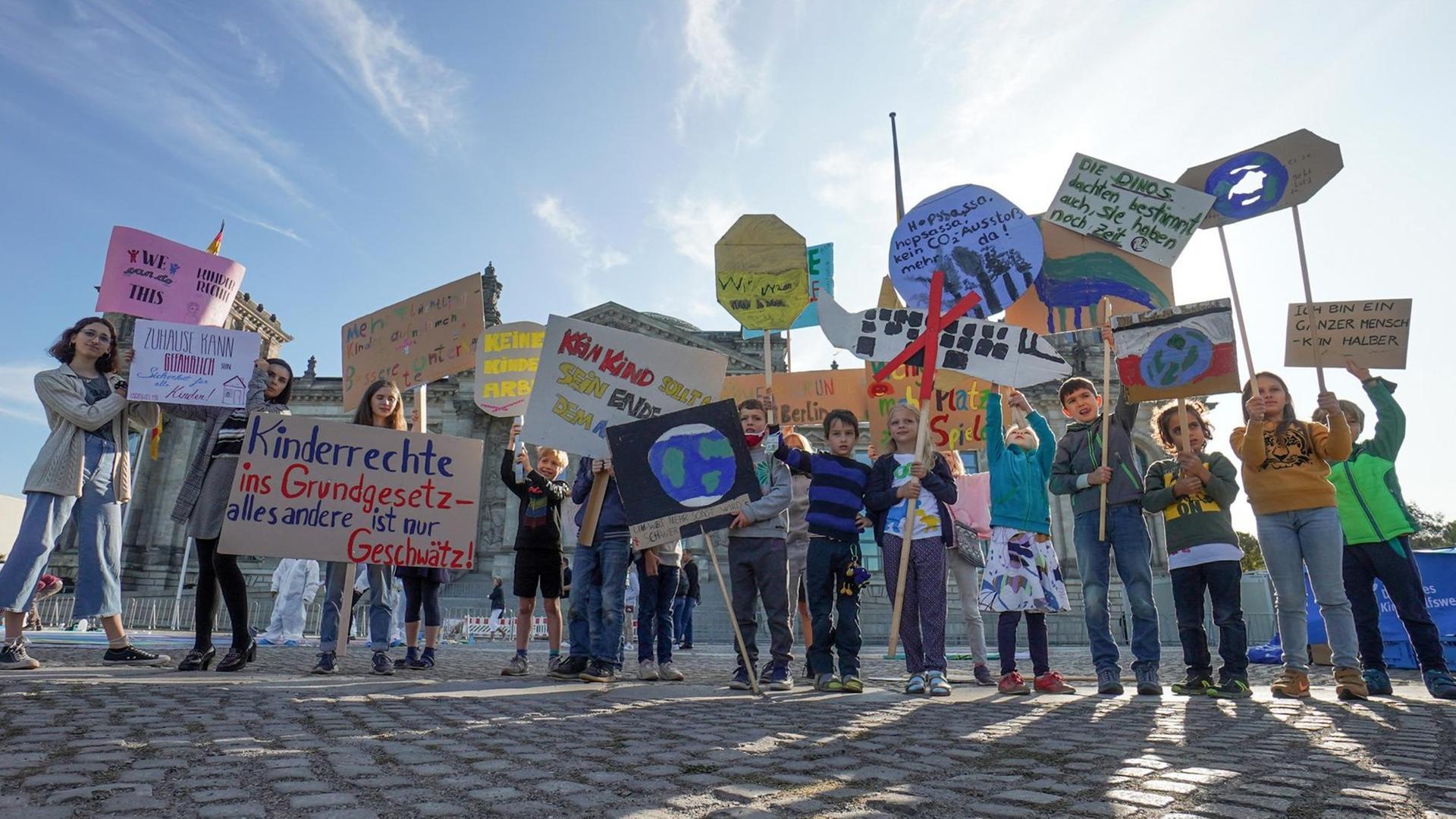 Kinder halten anlässlich des Weltkindertags vor dem Reichstag Transparente mit ihren Forderungen (unter anderem: "Kinderrechte ins Grundgesetz - alles andere ist nur Geschwätz") in die Höhe. Kinder halten anlässlich des Weltkindertags vor dem Reichstag Transparente mit ihren Forderungen (unter anderem: "Kinderrechte ins Grundgesetz - alles andere ist nur Geschwätz") in die Höhe.