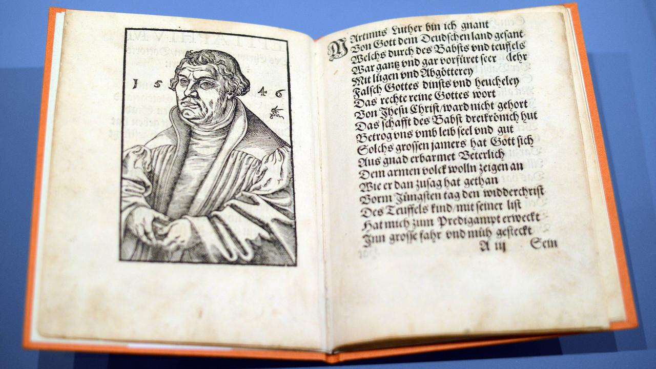 Holzschnitt von Martin Luther (1483-1546) von Lucas Cranach, dem Älteren, in einem Buch von 1546; hier in der Ausstellung "Zwischen Venus und Luther" im Germanischen Nationalmuseum in Nürnberg Holzschnitt von Martin Luther (1483-1546) von Lucas Cranach, dem Älteren, in einem Buch von 1546; hier in der Ausstellung "Zwischen Venus und Luther" im Germanischen Nationalmuseum in Nürnberg