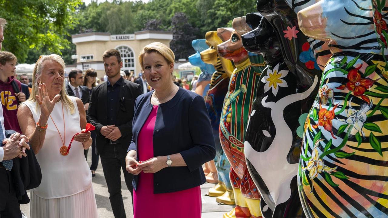 Anläßlich des 65. Geburttstages des Tierparks Berlin-Friedrichsfelde eröffnete eine Ausstellung mit 151 Buddy Bears auf der Schlossallee im Tierpark Berlin. Beim Rundgang von links Dr. Klaus Herlitz, DZoo- und Tierparkdirektor Dr. Andreas Knieriem, Eva Herlitz und Bundesfamilienministerin Dr. Franziska Giffey. Unter dem Motto Wir müssen uns besser kennenlernen, dann können wir uns besser verstehen, mehr vertrauen und besser zusammenleben werden die United Buddy Bears auf ihrer Welttournee für Toleranz und Verständigung zwischen Völkern, Kulturen und Religionen. Anläßlich des 65. Geburttstages des Tierparks Berlin-Friedrichsfelde eröffnete eine Ausstellung mit 151 Buddy Bears auf der Schlossallee im Tierpark Berlin. Beim Rundgang von links Dr. Klaus Herlitz, DZoo- und Tierparkdirektor Dr. Andreas Knieriem, Eva Herlitz und Bundesfamilienministerin Dr. Franziska Giffey. Unter dem Motto Wir müssen uns besser kennenlernen, dann können wir uns besser verstehen, mehr vertrauen und besser zusammenleben werden die United Buddy Bears auf ihrer Welttournee für Toleranz und Verständigung zwischen Völkern, Kulturen und Religionen.