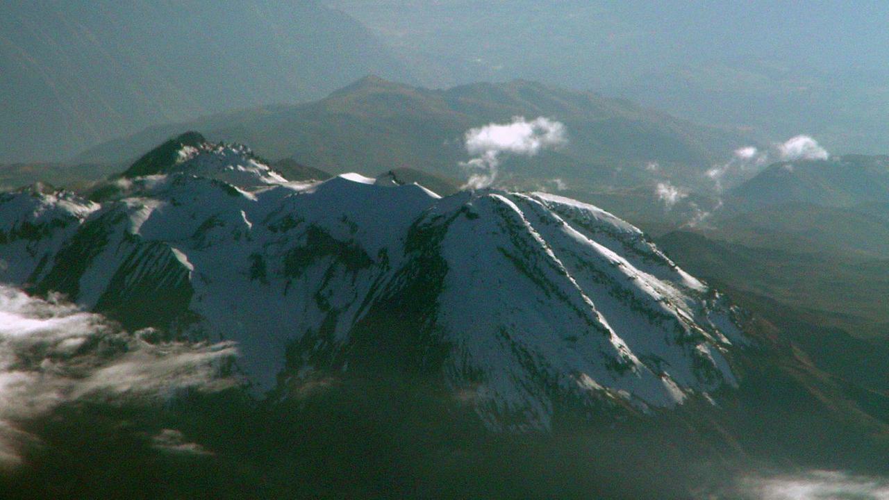 Ein eisbedeckter Bergzug in Peru, undatierte Aufnahme. Ein eisbedeckter Bergzug in Peru, undatierte Aufnahme.