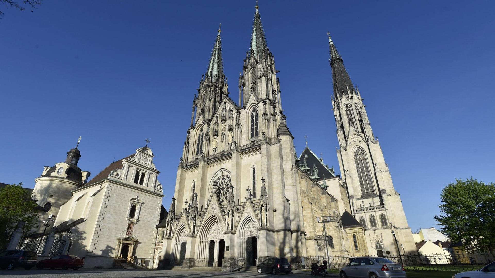 Ansicht des Wenzelsdoms im neugotischen Stil, mit hellem Stein, in Olmütz vor blauem Himmel Ansicht des Wenzelsdoms im neugotischen Stil, mit hellem Stein, in Olmütz vor blauem Himmel