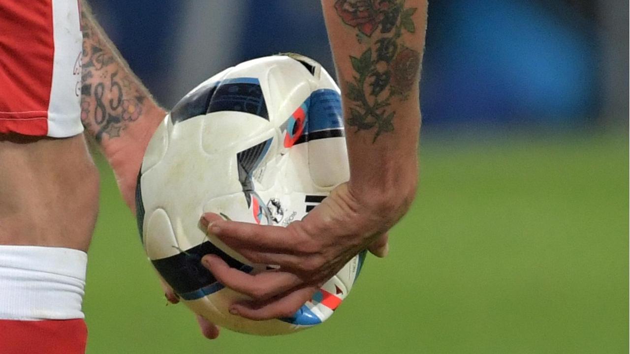 Erst die Trikots, dann der Ball: Der Schweizer Nationalspieler Valon Behrami hält das geplatzte Leder in der Partie Schweiz gegen Frankreich bei der Fußball-Europameisterschaft Erst die Trikots, dann der Ball: Der Schweizer Nationalspieler Valon Behrami hält das geplatzte Leder in der Partie Schweiz gegen Frankreich bei der Fußball-Europameisterschaft