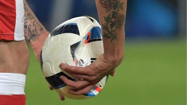 Erst die Trikots, dann der Ball: Der Schweizer Nationalspieler Valon Behrami hält das geplatzte Leder in der Partie Schweiz gegen Frankreich bei der Fußball-Europameisterschaft