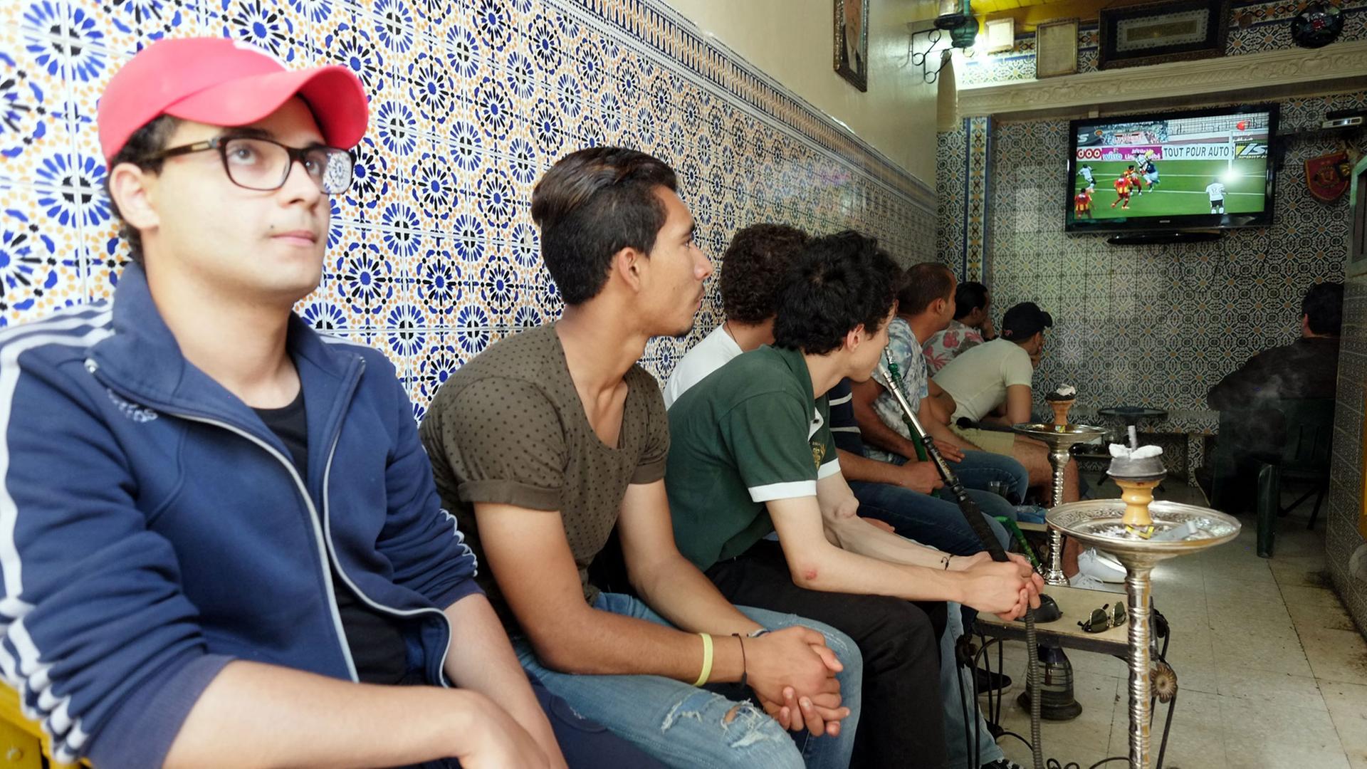 Jugendliche sitzen am 6.5.2015 in einer Bar in der Altstadt der tunesischen Hauptstadt Tunis. Jugendliche sitzen am 6.5.2015 in einer Bar in der Altstadt der tunesischen Hauptstadt Tunis.