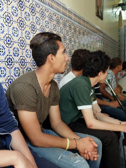Jugendliche sitzen am 6.5.2015 in einer Bar in der Altstadt der tunesischen Hauptstadt Tunis.
