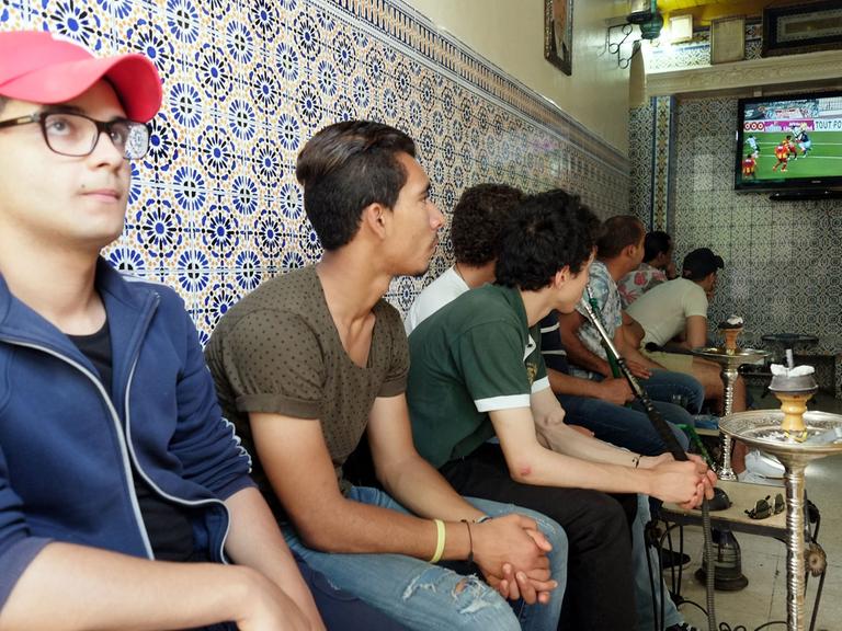 Jugendliche sitzen am 6.5.2015 in einer Bar in der Altstadt der tunesischen Hauptstadt Tunis.