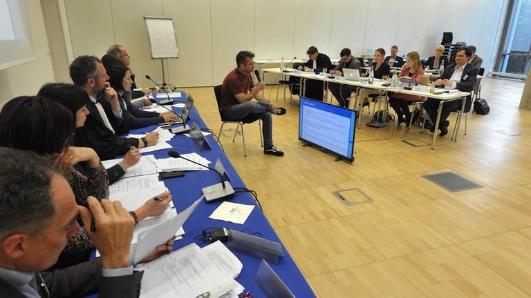 Szene der nachgestellten Gerichtsverhandlung an der Europäischen Rechtsakademie in Trier. Szene der nachgestellten Gerichtsverhandlung an der Europäischen Rechtsakademie in Trier.