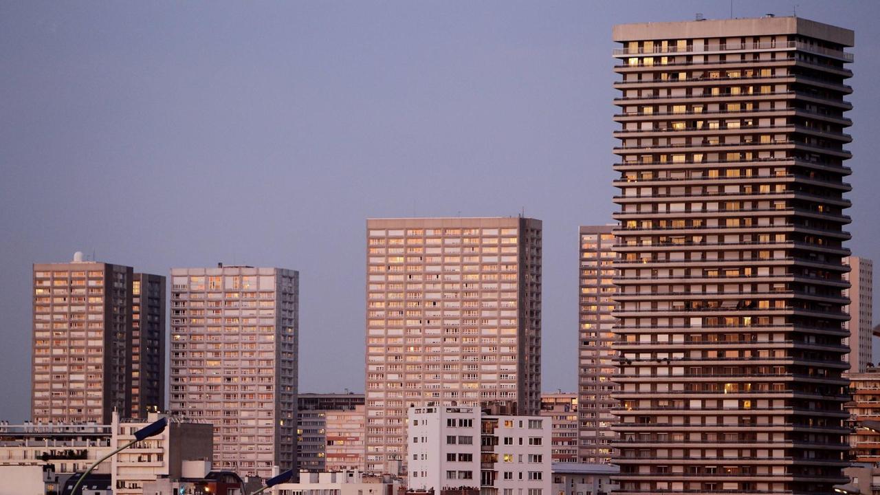 Blick auf mehrere Hochhäuser mit Sozialwohnungen eines Pariser Vororts, einer Banlieue. Blick auf mehrere Hochhäuser mit Sozialwohnungen eines Pariser Vororts, einer Banlieue.