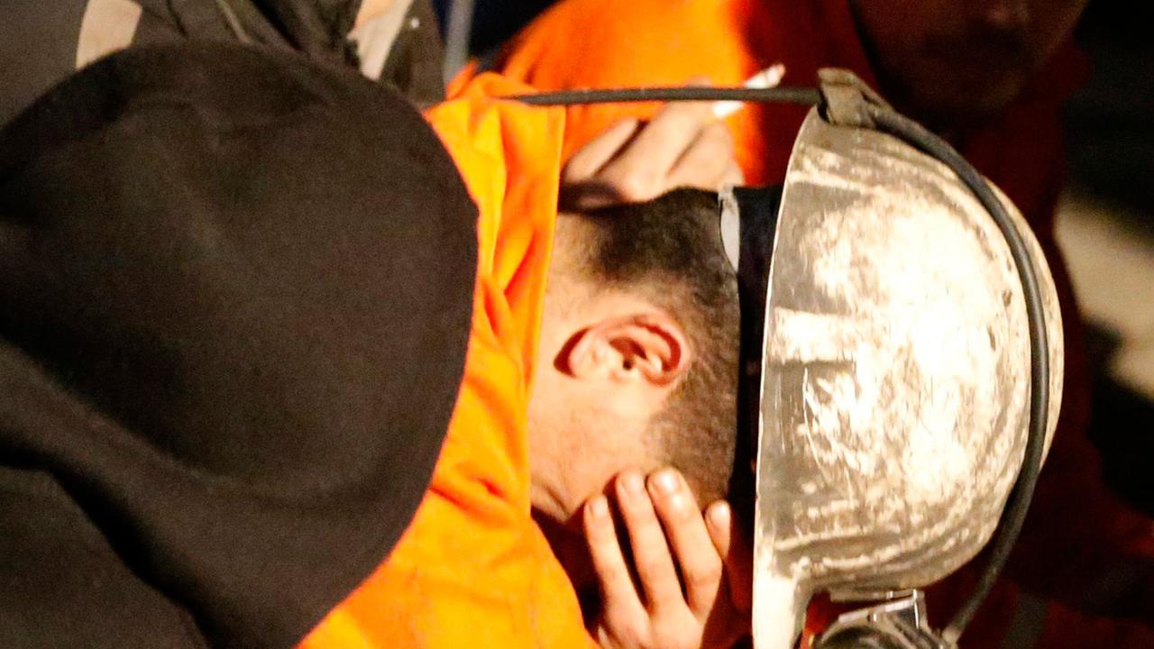 Grubenarbeiter trauern um die Opfer des Unglücks von Soma. Grubenarbeiter trauern um die Opfer des Unglücks von Soma.