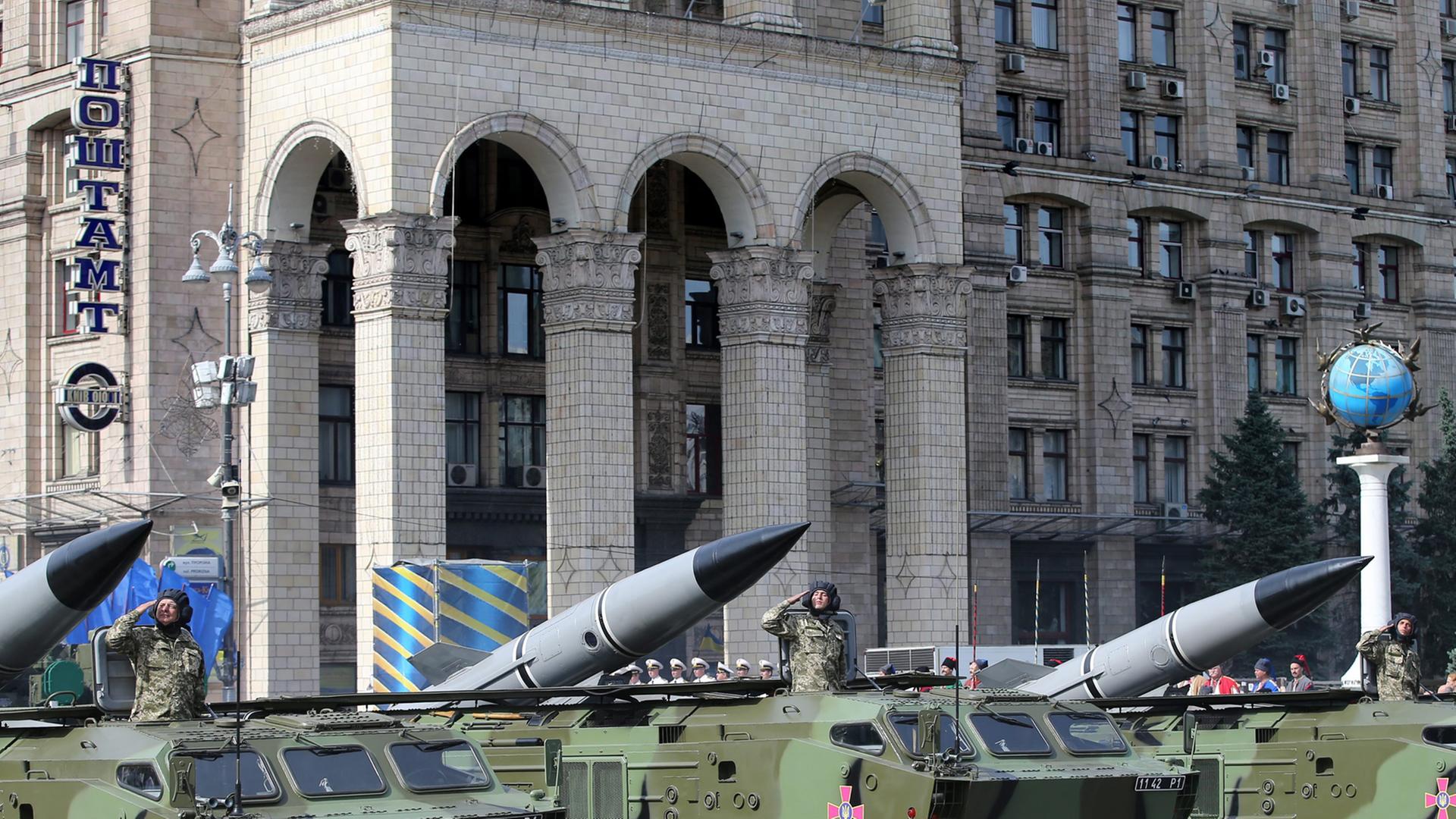 Panzer fahren über den Maidan in Kiew Panzer fahren über den Maidan in Kiew