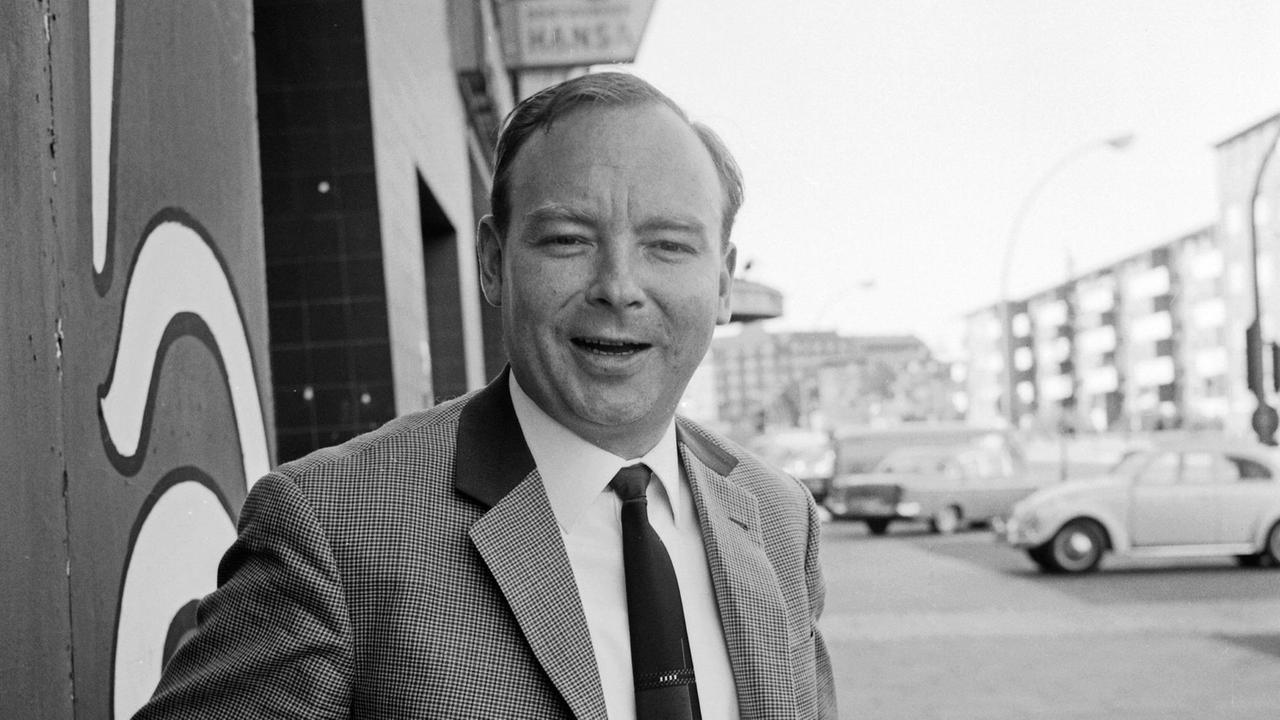 Danny Marino vor dem Eingang des Folklore Clubs "Danny's Pan" am Heidenkampsweg in Hamburg in den 1960er-Jahren Danny Marino vor dem Eingang des Folklore Clubs "Danny's Pan" am Heidenkampsweg in Hamburg in den 1960er-Jahren